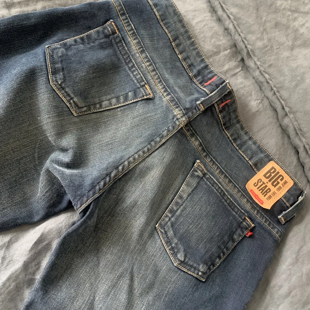 säljer dessa fina lågmidjade jeans med bootcut då de har blivit för små för mig . Jeans & Byxor.