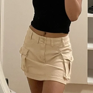 beige kjol - använder ej ( möts ädas up❗️ om du vill jag ska frakta så kostar det dubbelt.)