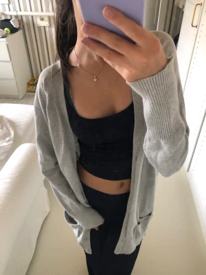 Kofta  - En längre grå kofta från zara. Storlek M, men passar mig som har xs. Fint skick! Köparen står för frakten💓