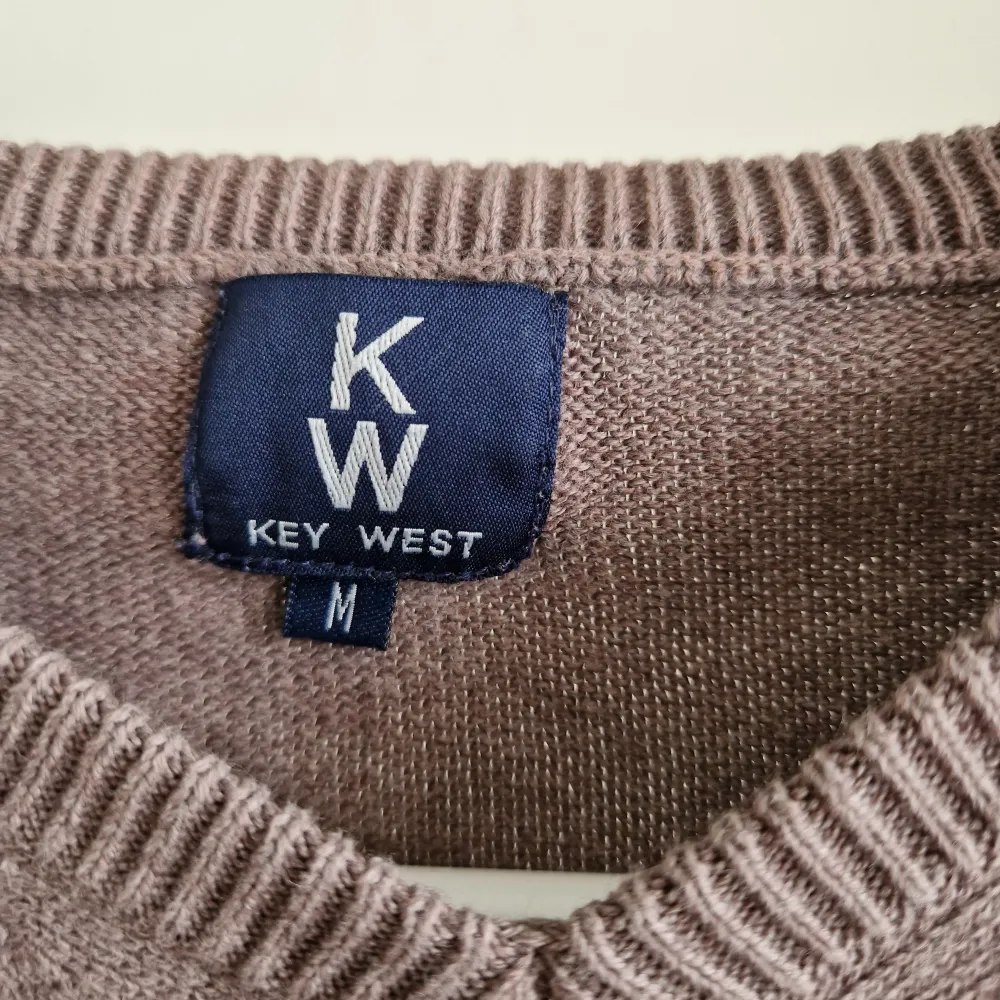 Säljer min key west tröja för den inte kommer till användning längre💕 inga skador👍 pris kan diskuteras. Tröjor & Koftor.