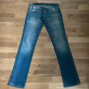 Lee Jeans  - Lynn 4 needle, lågmidjade 90-tals jeans, W25 L33 