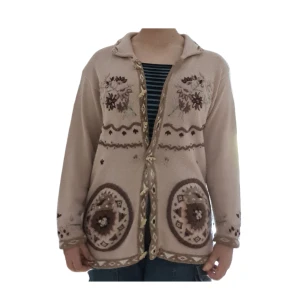 Stickad kofta - Har axelvaddar inuti som är rätt slitna, annars är den i rätt bra skick. Köpt från second hand. 