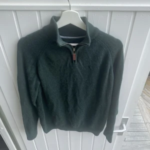 Bondelid half zip - Tja, nu säljer jag min snygga half zip ifrån bondelid😀. Nypris på tröjan är cirka 700. Skicket på tröjan är 9/10. Om du har en fråga så tveka inte på att höra av dig/ mvh Hugo😀.