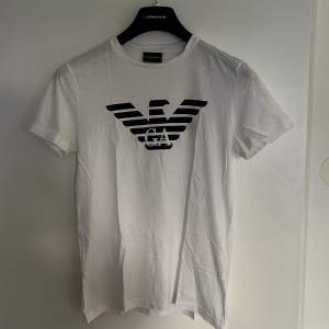 Vit Emporio Armani T-shirt i storlek M, funkar för strl S. Skicket är fint utan defekter. Som vanligt nås jag på dm för frågor mm.