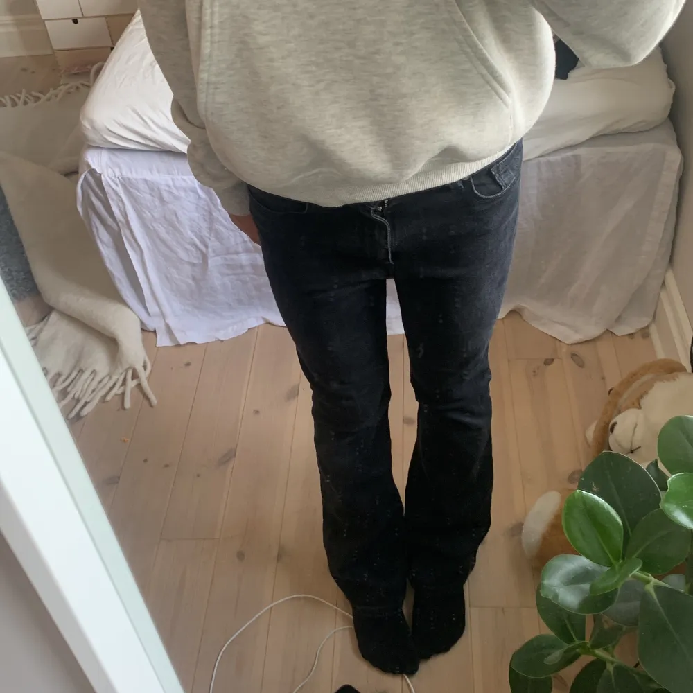 Säljer nu dessa as snygga svarta low waist/midwaist utsvängda jeans från gant! Storlek W27/L32 fast midjan skulle också funka för mindre storlekar också. Priset går att diskutera genom snabb affär. Har använts men är i bra skick!. Jeans & Byxor.