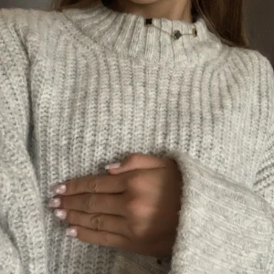 Grå stickad  tröja💗💞 - En stickad tröja från Gina Tricot.🤍Perfekt nu till hösten.🍂🍁Är i L men funkar till folk som har Xs/S/M✨⭐️ Om frågor gällande tröjan skriv till mig i dm.💜