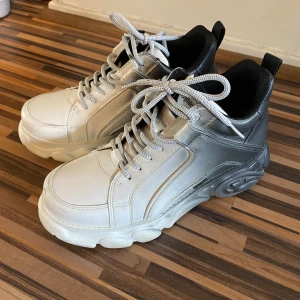 Buffalo ombre vegan - Sparsamt använda Buffalo i ombre. Har en liten skada på ena tån. Veganläder