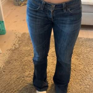 Ett par low waist Levis Jeans i modell ”572 bootcut”❤️‍🔥 Använda men har inga defekter eller slitningar.
