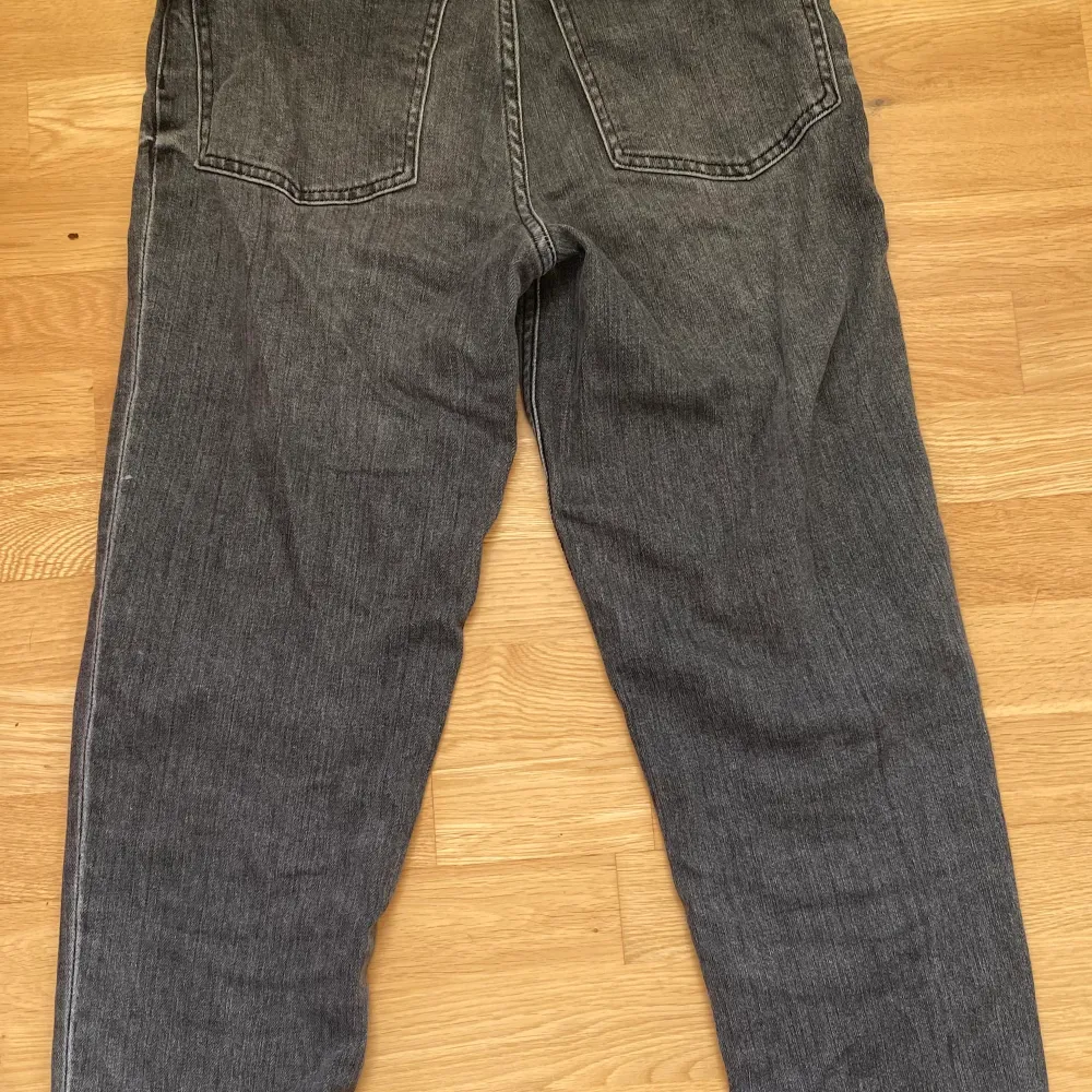 Grå jeans från H&M använda men i fint skick. Köpta för 300💗. Jeans & Byxor.