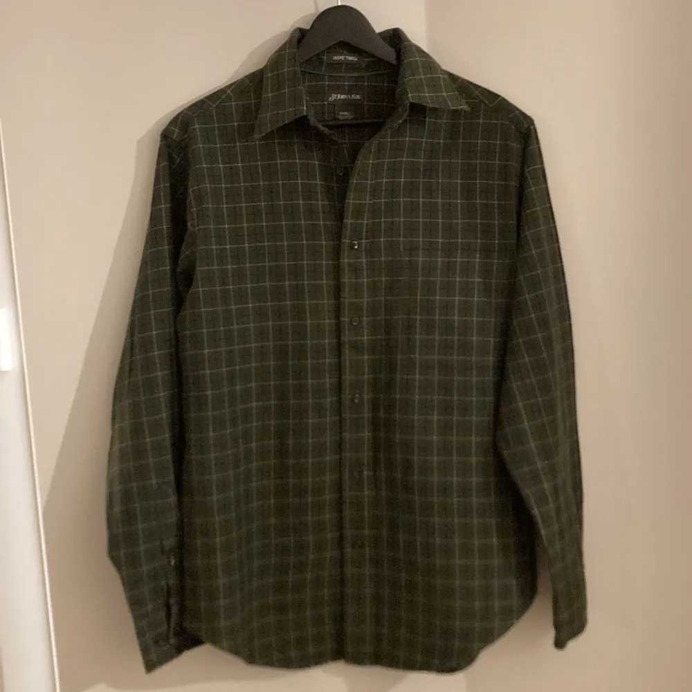 En rutig mörkgrön skjorta i bra skick. Den är dock lite knottrig på vissa ställen men är i fint skick på det stora hela. Köpte den på second hand men ångra mig då jag tycker att den är för liten på mig.. Skjortor.