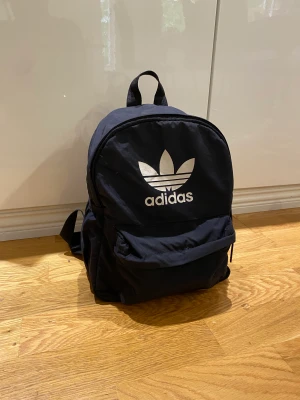 Adidas ryggsäck - Jättefin adidas ryggsäck som jag nu säljer, gott skick och god kvalitet. 