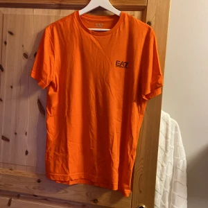 Armani T-shirt  - Armani T-shirt i storlek L. Helt ny och endast testad. Finns inga hål eller märken. 