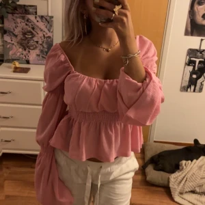 Volang topp - Rosa gullig topp som är lite stor på mig. Aldrig använd, med lappen kvar. Pris går att diskuteras. 