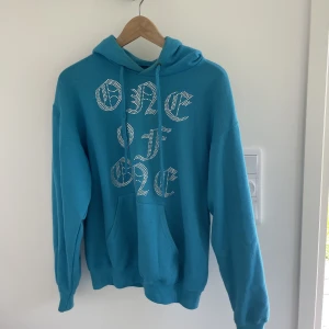 ONE OF ONE Tröja - Säljer nu min ONE OF ONE tröja!! Storlek M. Superskön och fin. I nyskick!