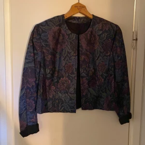 Kort kavaj - Vacker kavaj som slutar vid midjan. Fyndad på loppis. Fint skick. 