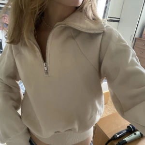 sweatshirt - jätte skön tröja från gina tricot som är köpt ca 1 år sedan. Aldrig använd är därför i nyskick. skriv för frågor eller intresse💞