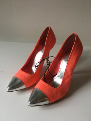 Pumps med silvertå  - Pumps i mockaimitation & med silvrig tå. Aldrig använda.  Har även en annons med storlek 39.