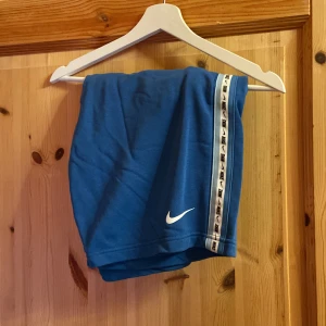Nike shorts  - Nike shorts i storlek L. De är i mycket bra skick och inte använda så mycket. 