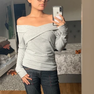 BikBok tröja/off shoulder  - Fin tröja men används inte längre 