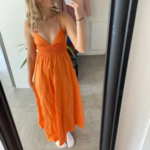 Klänning från zara - Jättevacker klänning i storlek 36 som inte kommer till användning längre!🧡 använd fåtal gånger