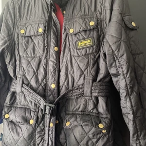 Barbour - Jätte fin  äkta barbour jacka som ja inte får någon användning av nypris ca 1800 säljer för 800 då ja endast försöker tömma min garderob. Storleken 14/15 