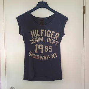 Tröja hilfiger denim - En hilfiger t-shirt i bra skick. Hör gärna av er om ni vill ha bilder på hur den sitter på. Kan mötas upp i Eskilstuna eller skickas på posten