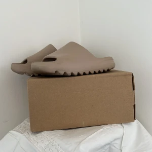 YEEZY SLIDE PURE  - Super bra skick. Litet slitage runt båda skornas tå. Bara använda ett par gånger. Storlek 42 men passar 40 41 bättre. Nypris 2999kr