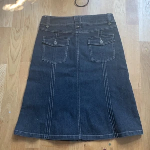 Grå jeanskjol i midi-längd - Jättefin vintage jeanskjol från kappahl💖Sitter lågmidjat på mig som har strl 36, på strl 38 är den nog mer midwaist🌸 Jättebra skick, säljer p.g.a platsbrist💝