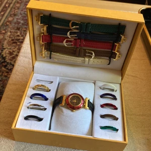 Italiensk design - Klock-set från den italienska designerna Giani Giorgio! Alla delar är kvar. Från tidigt 200-tal. Alla band är i äkta läder med markering på insidan. Klockan är stainless steel water resistant. 