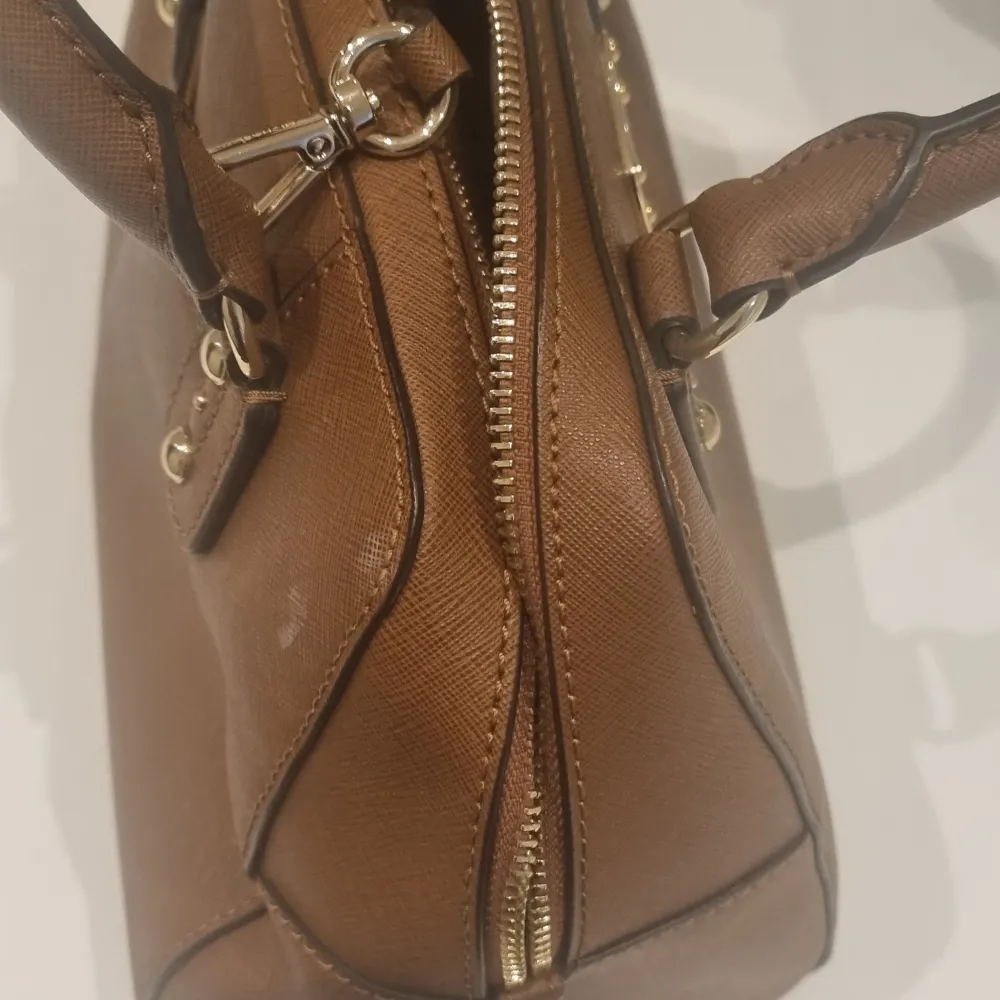 Super snygg handväska micheal kors anvånder ej därför säljer jag denna.  26×18×15. Väskor.