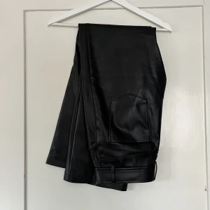 Skinnbyxa zara - Säljer dessa goingar från zara 💅🏽sitter som en SMÄCK!