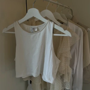 Vitt linne från h&m - Vitt linne från h&m i strl M, men passar XS-M🤍