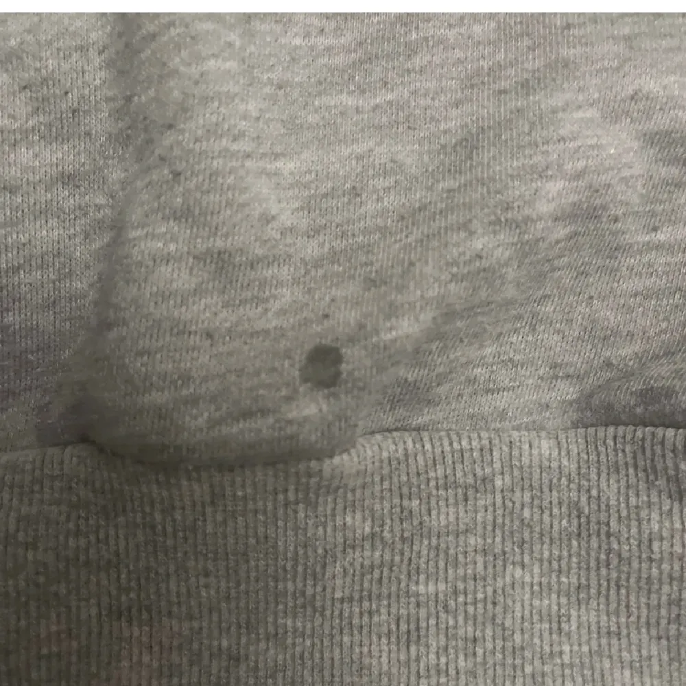 Säljer denna gråa sweatshirten från SHEIN. Tyvärr har den en liten fläck ni ser på bild 2.. Hoodies.