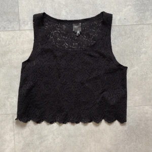 Svart spetslinne xs - Svart spetslinne från monki. Använd ett fåtal gånger men i väldigt bra skick! Inte så genomskinligt så man kan bära linnet utan något inder