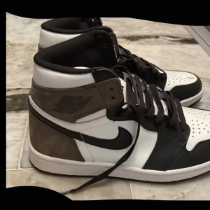 Jordan 1 High mocka  - Feta skor som passar till nästan precis alla tillfällen. Naturligtvis äkta ✅📦 Tyvärr slarvade jag bort låda och kvitto i flytten. Eftertraktade skor som är riktigt feta. Säljer billigt pga att jag int har kvitto eller box.