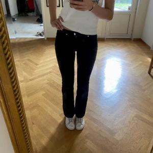 Svarta Manchesterbyxor - Säljer dessa Svarta/ mörkgråa manchesterbyxor i strl 34 eftersom de är för små för mig! 