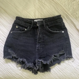 Jeansshorts från zara - Jeansshorts från zara i storlek 32💕 nyskick