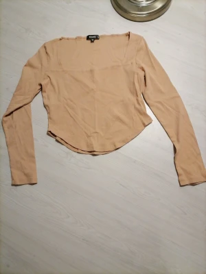 NA-KD oanvänd topp ribbad beige - Fin och använd ribbad NAKD topp passar S/M 