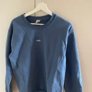Fin blå sweatshirt i bra skick utan defekter💕 Använd helst köp nu när du köper😊