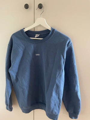 Sweatshirt - Fin blå sweatshirt i bra skick utan defekter💕 Använd helst köp nu när du köper😊