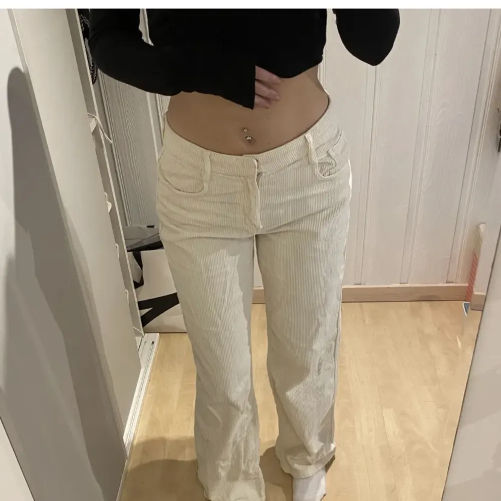 Vita lågmidjade byxor köpa på zara helt slutsålda!! . Jeans & Byxor.