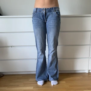 Lågmidjade jeans - Lågmidjade bootcutjeans från märket Bay💙