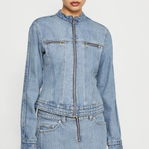 Jeansjacka - Säljer denna supersnygga jeansjacka från weekday, kjolen till settet säljs även! Prislappen är kvar aldrig använd!!!!!❤️