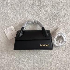 KOPIA jacquemus väska  - En väldigt fin KOPIA på denna fina jacquemus väskan, aldrig använd och dustbag följer med! (Den har även ett axelband så att man kan hänga den runt axeln). Kan tänka mig att gå ner i pris 