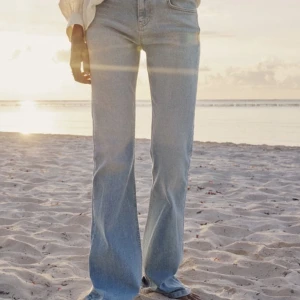 Zara jeans  - Säljer dessa ljus blåa jeans från zara som är helt slutsålda, har bara använt jeansen två gånger och dom är i ny skick,säljer jeansen för att jag inte har någon användning för dom, nypris 399