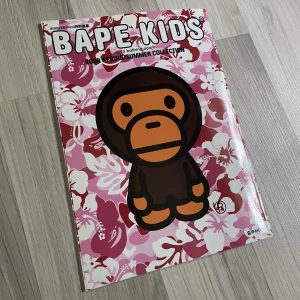 Bape Kids Tidning 2008 - Sista sidan är lite sliten då jag dragit ur stickersen. Skriv om fler bilder önskas ✌️