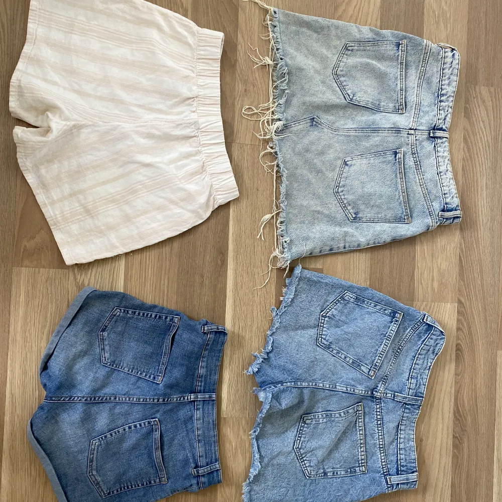 Jeans kjol från Zara storlek S Jeans shorts från H&M storlek 34 Linne shorts från H&M storlek XS Jeans shorts från H&M storlek 34 🫶🏼. Jeans & Byxor.