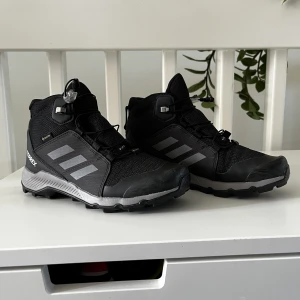 Adidas Terrex - Adidas Terrex Continental strl 36. Använda sparsamt till ett barn. Finns lite skrapmärken längst fram på tårna på skon, annars väldigt fina! Nypris 1199kr.