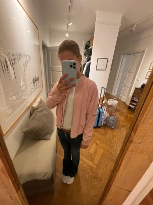 Rosa bomberjacka - Säljer denna super fina rosa bomberjackan i storlek XS (köparen står för frakt)🥰
