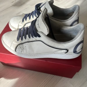 Salvatore ferragamo - Tjena! Säljer nu ett par ferregamo skor i strl 42. Köptes för ca 5500kr. 